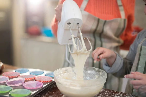 Mor och dotter blanda ägg och vetemjöl — Stockfoto