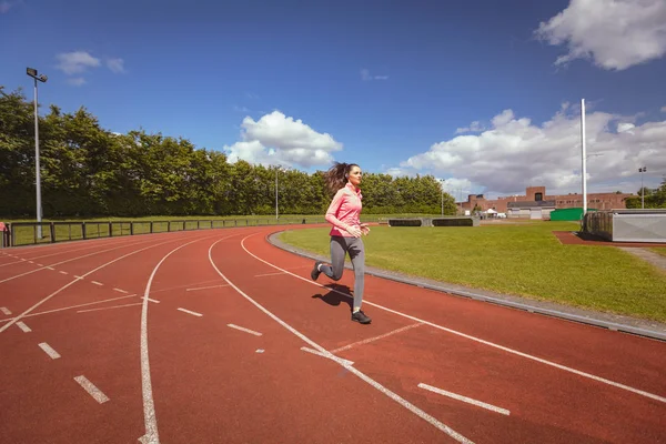 Mulher correndo em uma pista de corrida — Fotografia de Stock