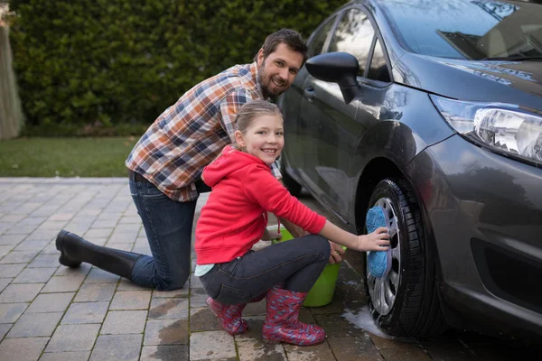 Adolescente y padre lavando un coche — Foto de Stock