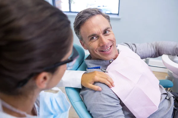 Paciente olhando para o dentista — Fotografia de Stock
