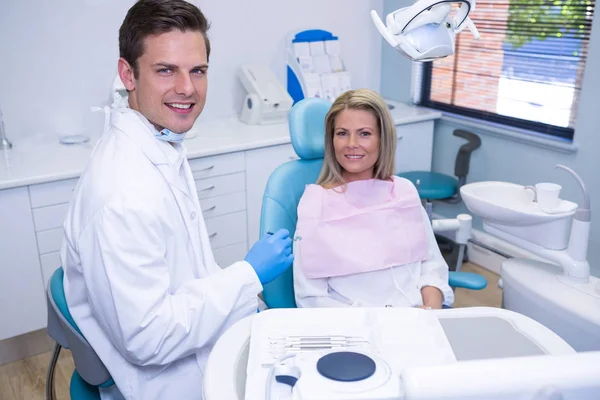 Paziente sorridente e dentista — Foto Stock