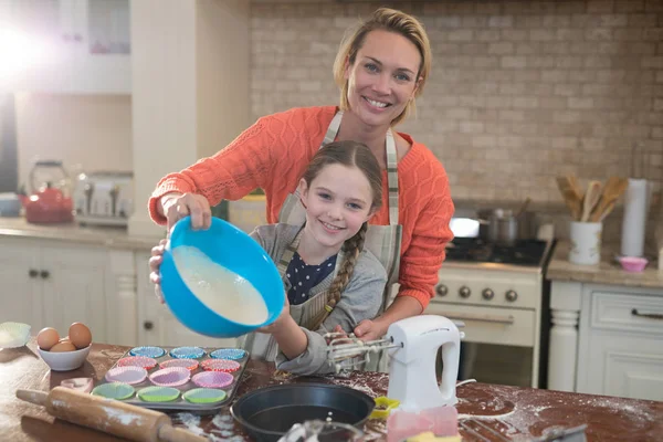 Mère et fille préparant gâteau tasse — Photo