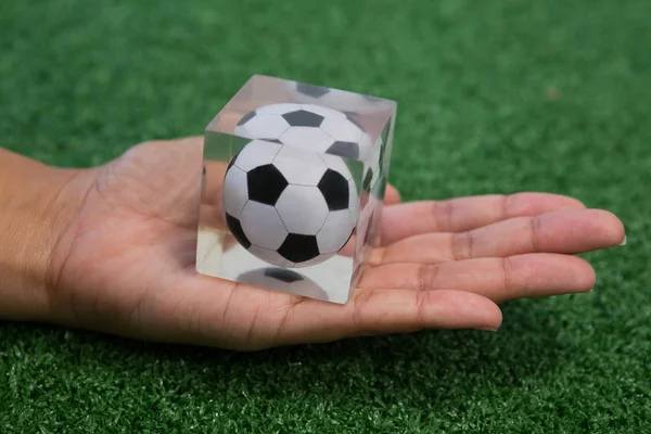 Χέρι εκμετάλλευση Ακρυλικό ποδόσφαιρο κύβος — Φωτογραφία Αρχείου
