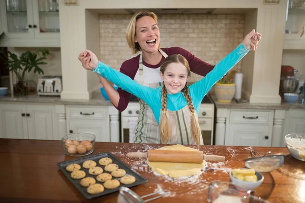 Madre e figlia si divertono — Foto Stock