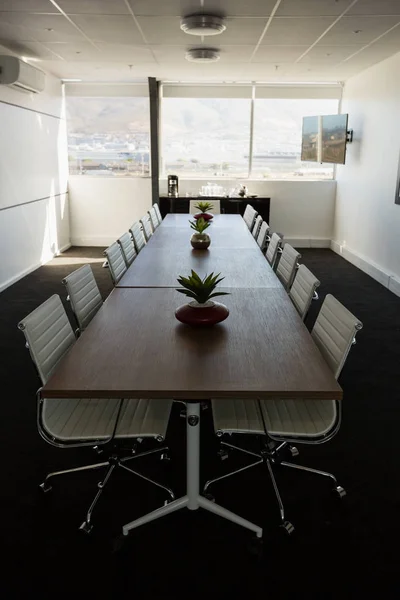 Sala de reuniões moderna no escritório criativo — Fotografia de Stock