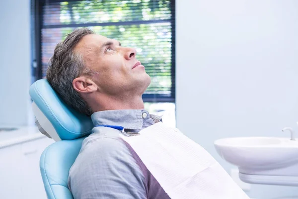 病人坐在牙医的椅子上 — 图库照片