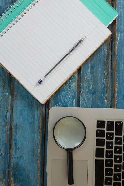 Buch, Kugelschreiber, Lupe und Laptop — Stockfoto