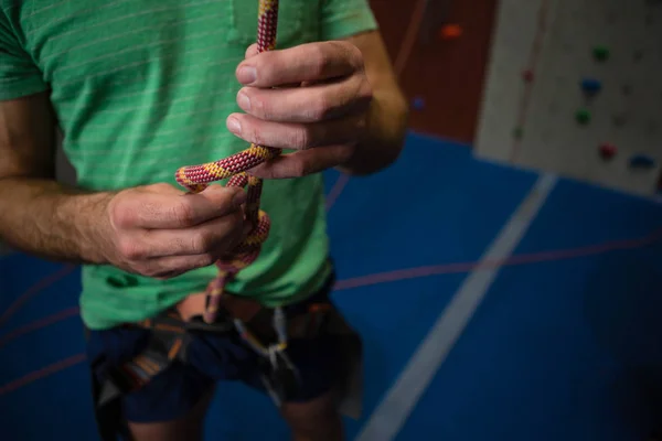 Atleet koppelverkoop touw terwijl je in de healthclub — Stockfoto