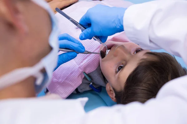 Médico dando tratamiento a niño en la clínica — Foto de Stock