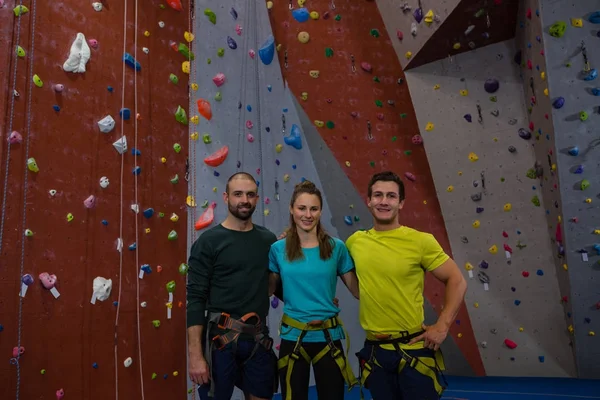 Sağlık kulübü duvara tırmanarak ayakta sporcular — Stok fotoğraf