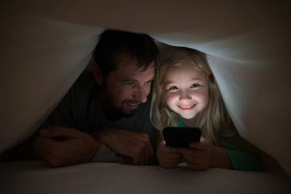 Padre e figlia utilizzando il cellulare — Foto Stock