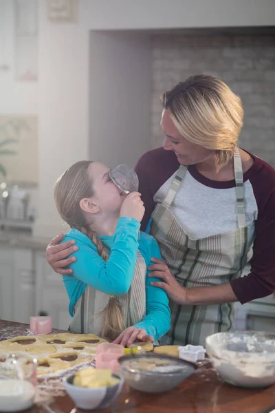 Moeder en dochter hebben plezier — Stockfoto