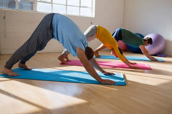 Instructor con estudiantes en estudio de yoga —  Fotos de Stock