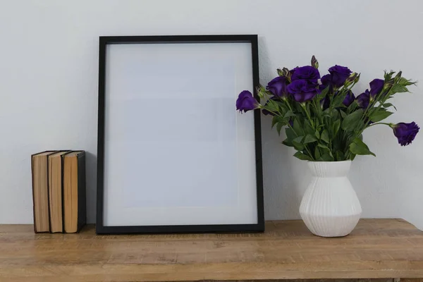 Cuadro marco y florero en la mesa — Foto de Stock