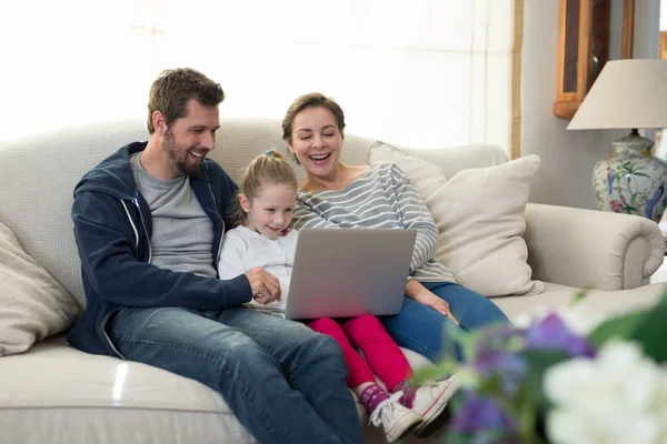 Parents et fille utilisant un ordinateur portable — Photo