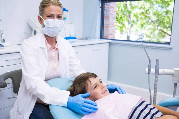 Porträt eines Zahnarztes, der neben einem Jungen steht — Stockfoto
