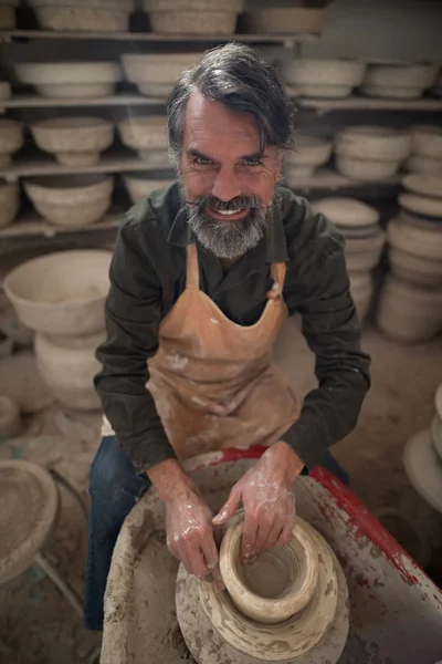 Alfarero macho moldeando una arcilla — Foto de Stock