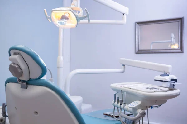 Stol och medicinsk utrustning på tandvårdsklinik — Stockfoto