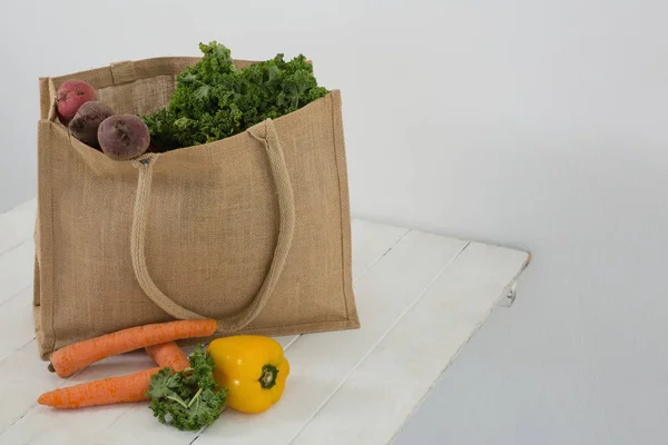 Färska grönsaker i matkassen — Stockfoto