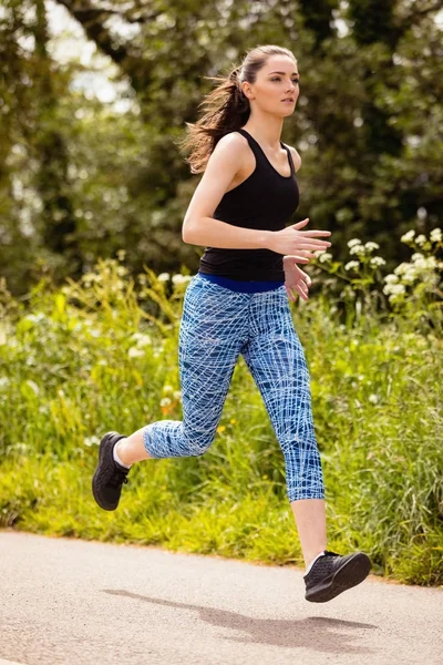 Mulher correndo no parque — Fotografia de Stock