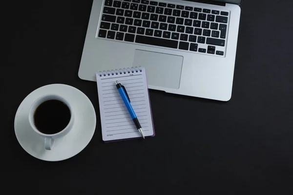 Schwarzer Kaffee, Stift, Notizblock und Laptop — Stockfoto