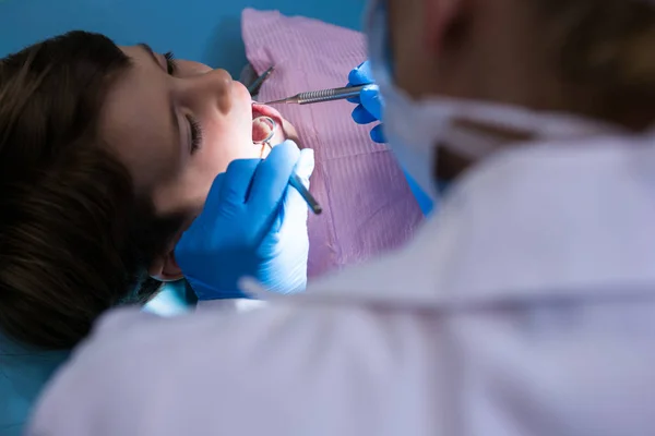 Doctor examining boy — Stock Photo, Image