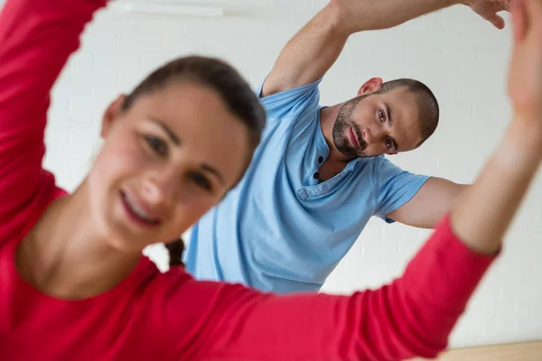 Instrutor do sexo masculino exercitando com estudante — Fotografia de Stock