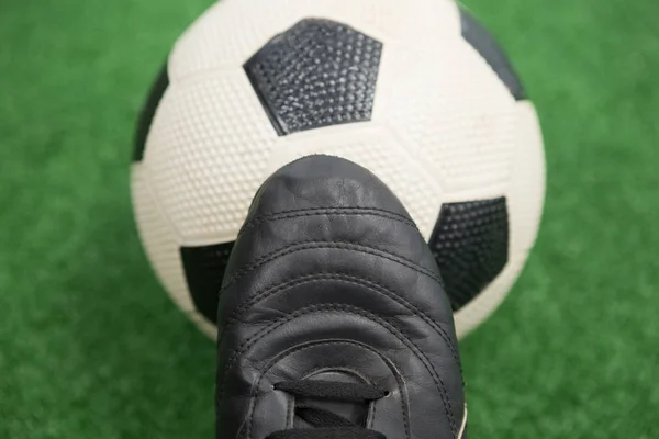 Fußball und Stollen auf Kunstrasen — Stockfoto
