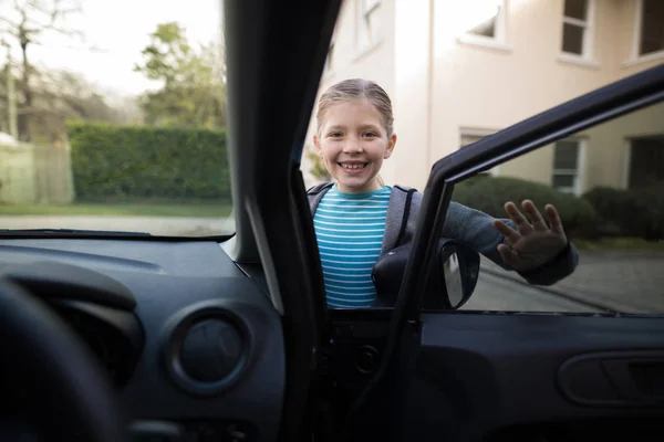 Adolescente chica lavando un coche en día soleado —  Fotos de Stock