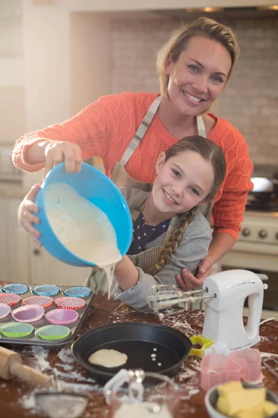 Mother and daughter preparing cup cake — Stock Photo, Image