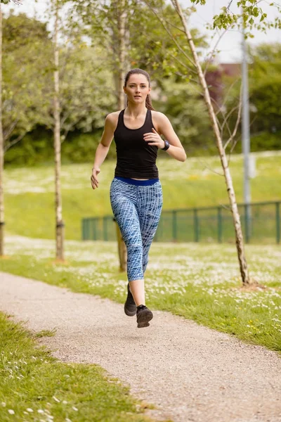 Kvinna jogga i parken — Stockfoto