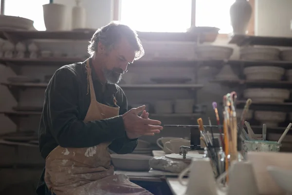 男性の陶工が粘土を成形 — ストック写真