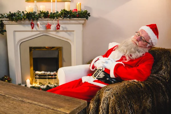 圣诞老人坐在沙发上放松 — 图库照片