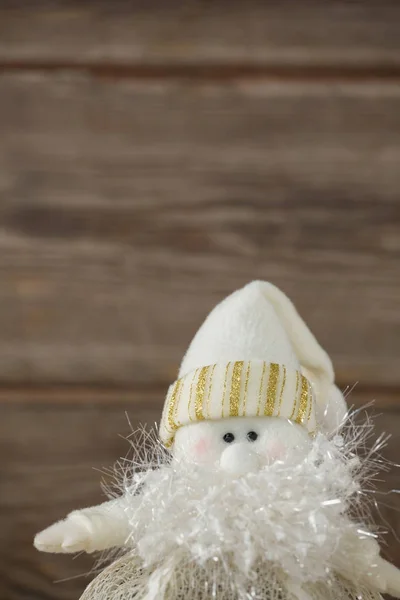 Witte spul sneeuwpop samengesteld uit katoen en bont — Stockfoto