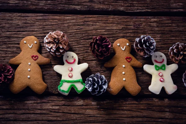 Gingerbread çerezleri ve çam kozalağı — Stok fotoğraf