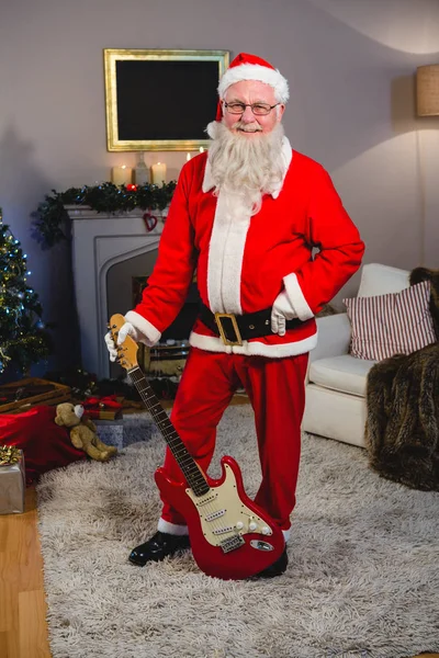 Santa claus staande met gitaar — Stockfoto
