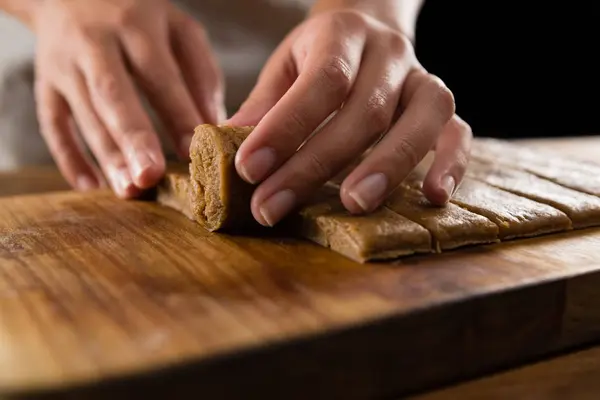 Donna che organizza la pasta sul tagliere — Foto Stock