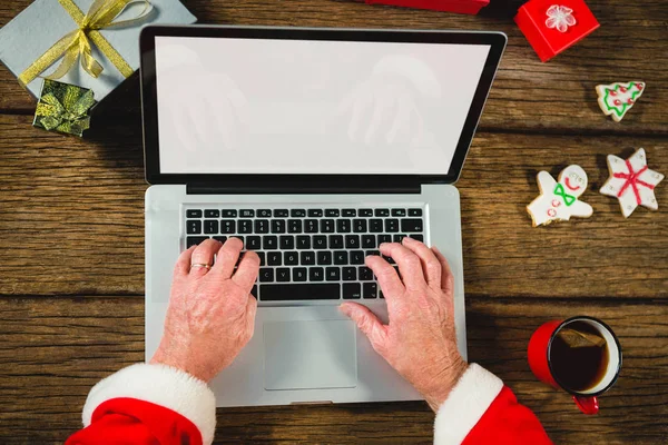 Jultomten med laptop — Stockfoto