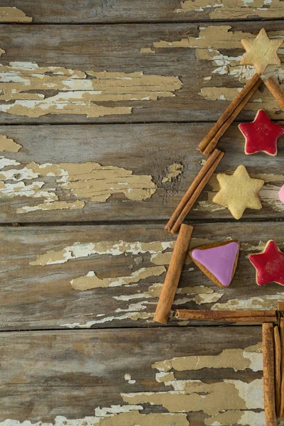 Biscuits et cannelle disposés dans l'arbre de Noël — Photo