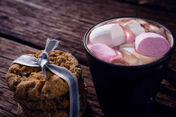 Galletas y chocolate caliente sobre tabla de madera — Foto de Stock