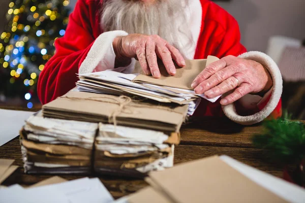 Weihnachtsmann entfernt einen Brief — Stockfoto