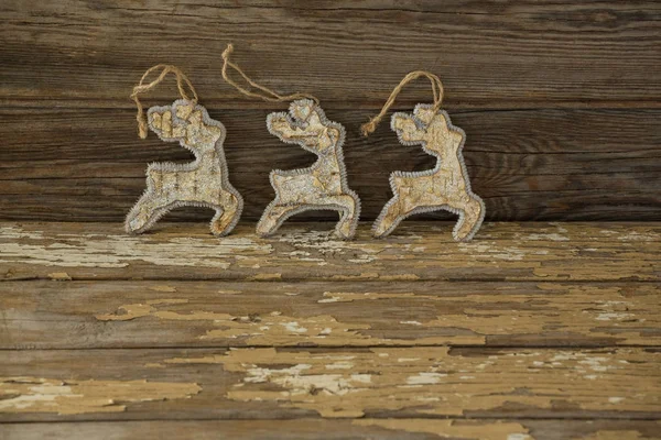 Оленьи украшения на деревянной доске — стоковое фото