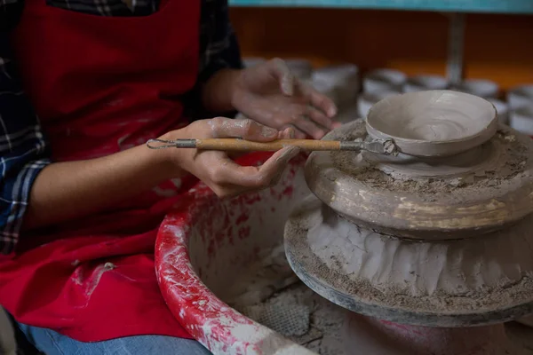 Meisje werken in de pottenbakkerij — Stockfoto