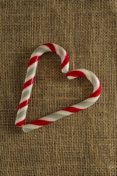 Serce w kształcie trzciny cukrowej candy na na tkaninie — Zdjęcie stockowe