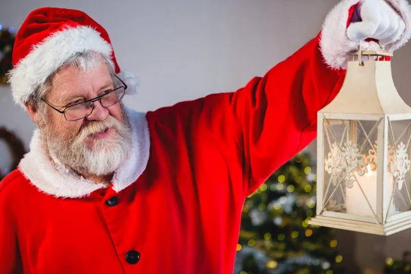 Санта-Клаус держит рождественский фонарь — стоковое фото