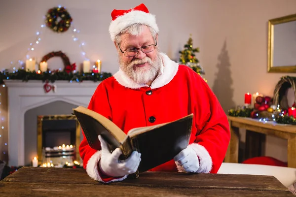 Santa claus leesboek — Stockfoto
