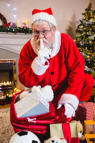 Papai Noel com o dedo nos lábios — Fotografia de Stock