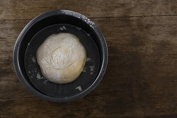 Masa amasada colocada en un bol —  Fotos de Stock