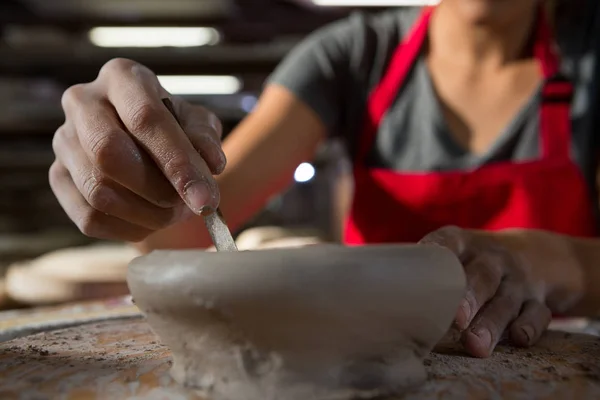 Fille travaillant dans l'atelier de poterie — Photo