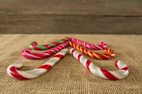 Wielobarwny cukierki laski ułożone na tkaninie — Zdjęcie stockowe